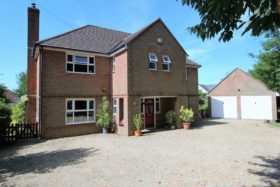 5 bedroom Detached t...